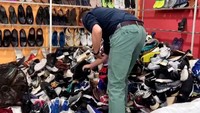 Sepasang sepatu itu ditemukan di tumpukan sepatu bekas di pasar loak di Batam.