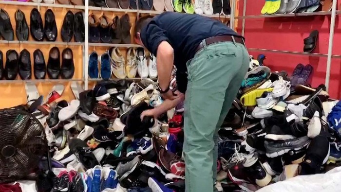 Sebanyak 11 pasang sepatu Nike bekas disumbangkan Reuters untuk program daur ulang yang diselenggarakan Dow Inc dan pemerintah Singapura. Namun salah satu sepatu itu justru ditemukan di pasar loak di Batam.