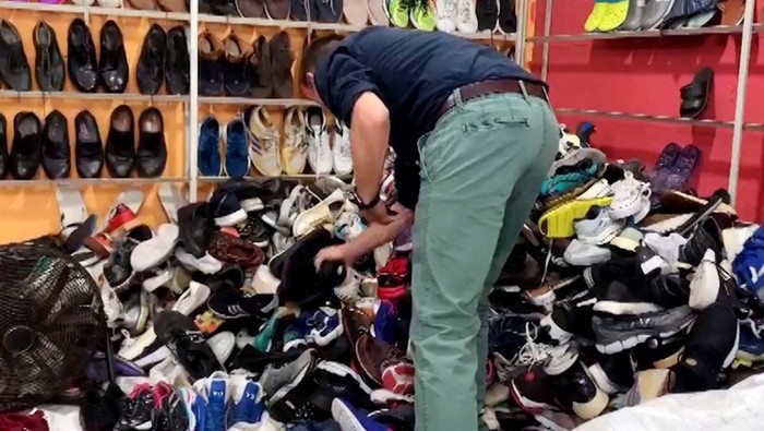 Terkuak! Sepatu Bekas buat Didaur Ulang Malah Masuk Pasar Loak Batam Sebanyak 11 pasang sepatu Nike bekas disumbangkan Reuters untuk program daur ulang yang diselenggarakan Dow Inc dan pemerintah Singapura. Namun salah satu sepatu itu justru ditemukan di pasar loak di Batam.
