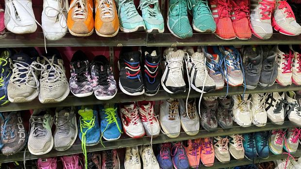 Sebanyak 11 pasang sepatu Nike bekas disumbangkan Reuters untuk program daur ulang yang diselenggarakan Dow Inc dan pemerintah Singapura. Namun salah satu sepatu itu justru ditemukan di pasar loak di Batam.