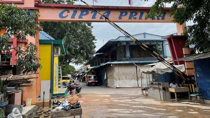 Terkuak! Sepatu Bekas buat Didaur Ulang Malah Masuk Pasar Loak Batam Sebanyak 11 pasang sepatu Nike bekas disumbangkan Reuters untuk program daur ulang yang diselenggarakan Dow Inc dan pemerintah Singapura. Namun salah satu sepatu itu justru ditemukan di pasar loak di Batam.