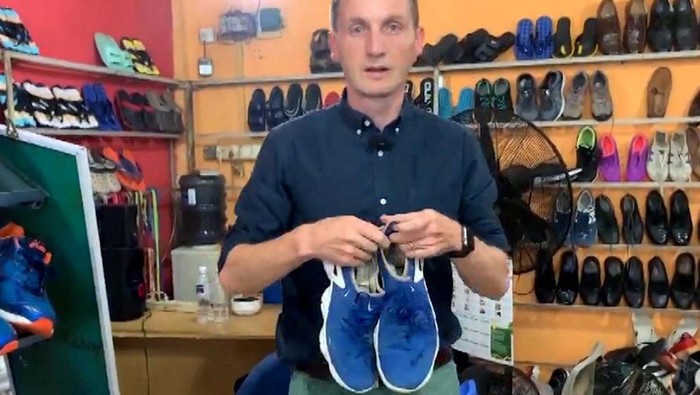 Terkuak! Sepatu Bekas buat Didaur Ulang Malah Masuk Pasar Loak Batam Sebanyak 11 pasang sepatu Nike bekas disumbangkan Reuters untuk program daur ulang yang diselenggarakan Dow Inc dan pemerintah Singapura. Namun salah satu sepatu itu justru ditemukan di pasar loak di Batam.