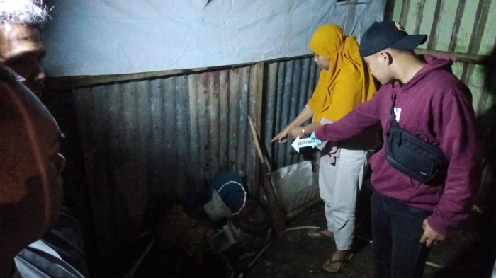 Tersangka penganiayaan anak kandung hingga tewas menunjukkan lokasi penganiayaan. (Foto: Istimewa)