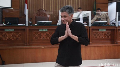 Mantan Karo Paminal Divisi Propam Polri Hendra Kurniawan terbukti bersalah. Hakim menyatakan mantan jenderal bintang satu itu bersalah karena terlibat pemindahan isi DVR CCTV terkait kasus pembunuhan ajudan Ferdy Sambo, Brigadir N Yosua Hutabarat, Senin (27/2/2023).