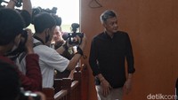 Mantan Karo Paminal Divisi Propam Polri Hendra Kurniawan memasuki ruang sidang Pengadilan Negeri Jakarta Selatan, Senin (27/2/2023). Hendra menjalani sidang vonis terkait kasus CCTV pembunuhan Brigadir Yosua.