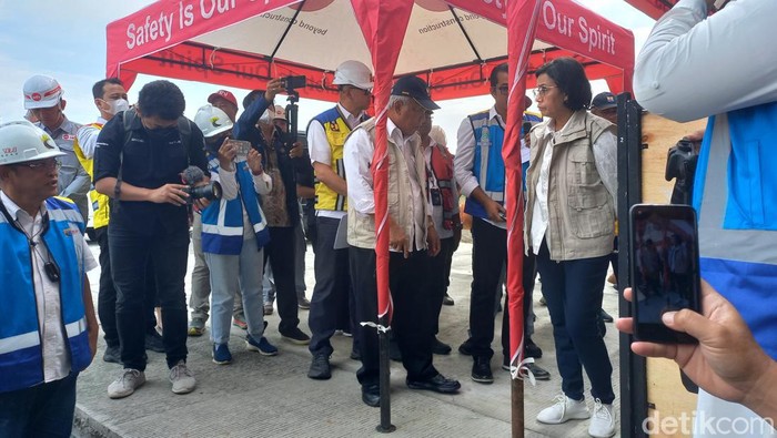 Menteri Pekerjaan Umum dan Perumahan Rakyat (PUPR) Basuki Hadimuljono, dan Menteri Keuangan Sri Mulyani, saat meninjau proyek pembangunan tol Jogja-Solo di Kecamatan Banyudono, Kabupaten Boyolali, Senin (27/2/2023).