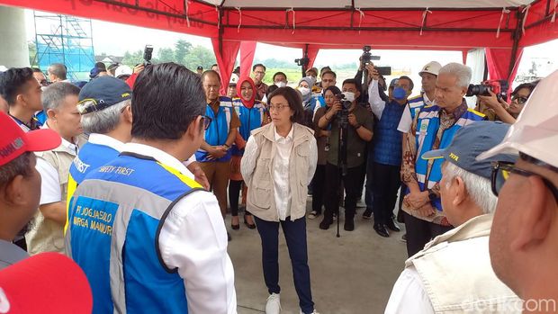 Menteri Pekerjaan Umum dan Perumahan Rakyat (PUPR) Basuki Hadimuljono, dan Menteri Keuangan Sri Mulyani, saat meninjau proyek pembangunan tol Jogja-Solo di Kecamatan Banyudono, Kabupaten Boyolali, Senin (27/2/2023).