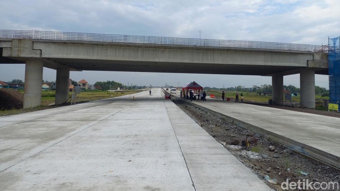 Proyek pembangunan tol Solo-Yogyakarta di Kecamatan Banyudono, Kabupaten Boyolali, Senin (27/2/2023).