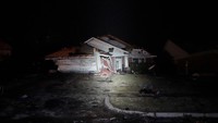 Terjangan tornado juga memutus aliran listrik di wilayah tersebut.