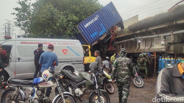 Truk kontainer kecelakaan dan jatuh dari flyover di Jalan Yos Sudarso, Kota Semarang, Senin (27/2/2023).