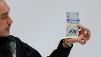 Gubernur Bank Nasional Ukraina Andriy Pyshnyi memegang uang kertas yang didedikasikan untuk peringatan satu tahun invasi Rusia di Ukraina, selama presentasi di Kyiv, Ukraina, Kamis (23/2/2023).  