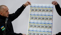Pyshnyi mengatakan uang kertas baru, yang berisi fitur keamanan inovatif, akan memiliki sirkulasi 300.000. Pejabat bank sentral mengatakan butuh waktu sekitar delapan bulan untuk merancang dan memproduksi uang kertas tersebut, dan bank merencanakan serangkaian catatan peringatan untuk memberikan catatan visual tentang perang. Bank sentral telah bekerja keras sejak invasi besar-besaran pada 24 Februari tahun lalu untuk menjaga ekonomi tetap bertahan dan menjaga stabilitas.