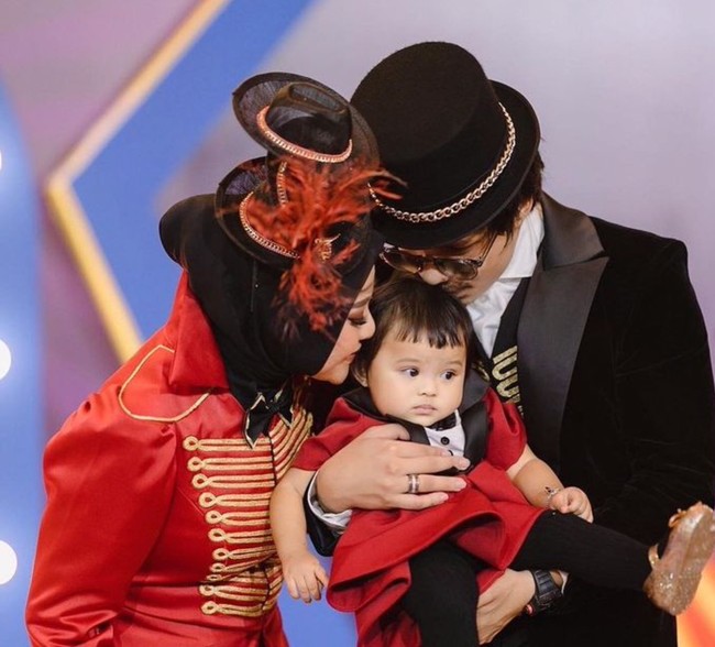 Melalui akun Instagram pribadinya Aurel dan Atta tampak membagikan momen meriah perayaan ulang tahun anaknya itu. Terlihat ketiganya tampil kompak mengenakan busana bertema sirkus. Foto: Instagram/@attahalilintar