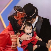 Melalui akun Instagram pribadinya Aurel dan Atta tampak membagikan momen meriah perayaan ulang tahun anaknya itu. Terlihat ketiganya tampil kompak mengenakan busana bertema sirkus. Foto: Instagram/@attahalilintar