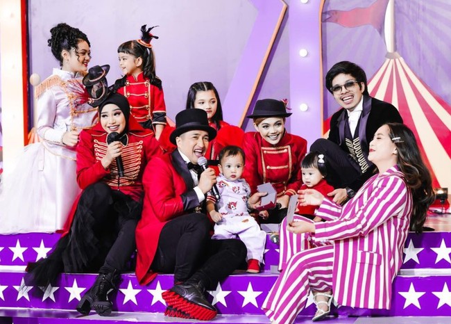 Perayaan ulang tahun Ameena itu ramai dihadiri oleh keluarga dan para selebriti tanah air. Para tamu undangan yang hadir juga tampak kompak mengenakan busana bertema sirkus. Foto: Instagram/@attahalilintar