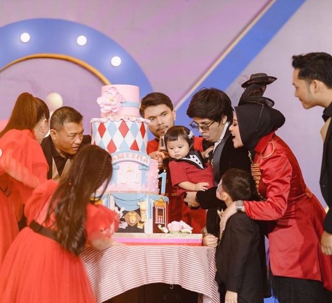 Sesuai dengan tema yang dipilih, kue ulang tahun Ameena juga dibuat tak kalah unik. Kue ulang tahun yang terdiri dari 4 tingkat itu didominasi oleh warna merah muda dan biru serta terdapat tulisan nama Ameena pada bagian depannya. Foto: Instagram/@attahalilintar