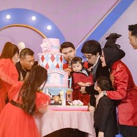 Sesuai dengan tema yang dipilih, kue ulang tahun Ameena juga dibuat tak kalah unik. Kue ulang tahun yang terdiri dari 4 tingkat itu didominasi oleh warna merah muda dan biru serta terdapat tulisan nama Ameena pada bagian depannya. Foto: Instagram/@attahalilintar