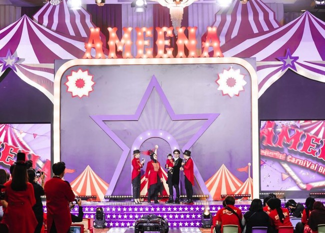 Bertajuk Onederful Carnival Birthday Party, dekorasi ulang tahun Ameena tampak begitu meriah. Digelar di Ritz-Carlton Jakarta, ruangan pesta ulang tahun Ameena pun begitu luas dan bisa menampung banyak tamu. Foto: Instagram/@attahalilintar