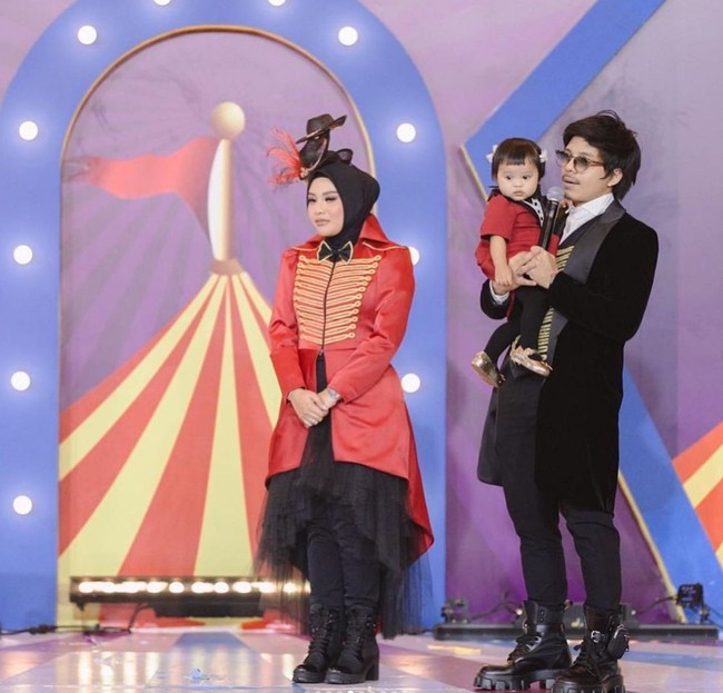 Terlihat Atta, Aurel, dan Ameena kompak mengenakan kostum berwarna merah dan hitam. Selalu nempel dengan sang ayah, Ameena tampak terus digendong oleh ayahnya, Atta Halilintar, selama acara. Foto: Instagram/@attahalilintar