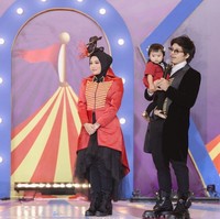 Terlihat Atta, Aurel, dan Ameena kompak mengenakan kostum berwarna merah dan hitam. Selalu nempel dengan sang ayah, Ameena tampak terus digendong oleh ayahnya, Atta Halilintar, selama acara. Foto: Instagram/@attahalilintar