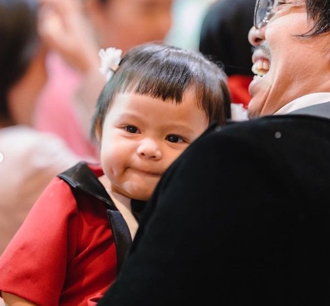 Penampilan menggemaskan Ameena di perayaan ulang tahunnya pun tak kalah mencuri atensi. Dengan rambut pendek berponi dan mengenakan kostum bertema sirkus, Ameena terlihat begitu menggemaskan. Foto: Instagram/@attahalilintar