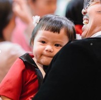 Penampilan menggemaskan Ameena di perayaan ulang tahunnya pun tak kalah mencuri atensi. Dengan rambut pendek berponi dan mengenakan kostum bertema sirkus, Ameena terlihat begitu menggemaskan. Foto: Instagram/@attahalilintar