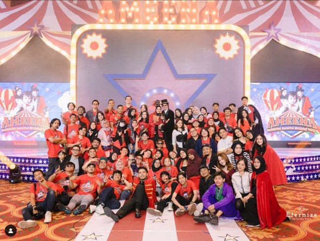 Sebelum perayaan ini, ulang tahun Ameena juga sudah dirayakan bersama keluarga. Kala itu semua kerluarga hadir mengenakan kaos berwarna merah muda khusus yang disablon dengan foto Ameena. Foto: Instagram/@attahalilintar