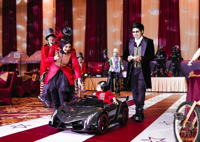 Ameena putri Atta dan Aurel merayakan ulang tahunnya yang pertama pada Rabu (22/2/23). Ulang tahunnya kali ini dirayakan secara mewah dan meriah dengan mengusung tema sirkus. Foto: Instagram/@attahalilintar