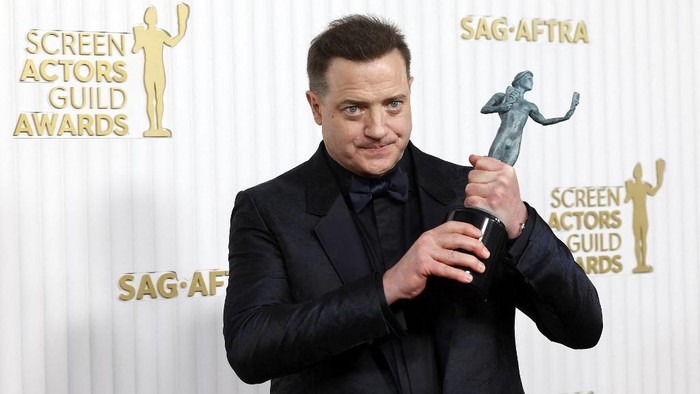 LOS ANGELES, CALIFORNIA - FEBRUARY 26: Brendan Fraser, recipient of the Male Actor in a Leading Role award for The Whale, poses in the press room during the 29th Annual Screen Actors Guild Awards at Fairmont Century Plaza on February 26, 2023 in Los Angeles, California.   Frazer Harrison/Getty Images/AFP (Photo by Frazer Harrison / GETTY IMAGES NORTH AMERICA / Getty Images via AFP)