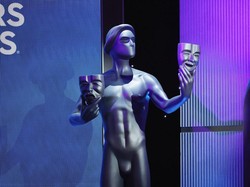 Video: Motif Sequin dan Warna Musim Semi Jadi Tren di Red Carpet SAG Awards