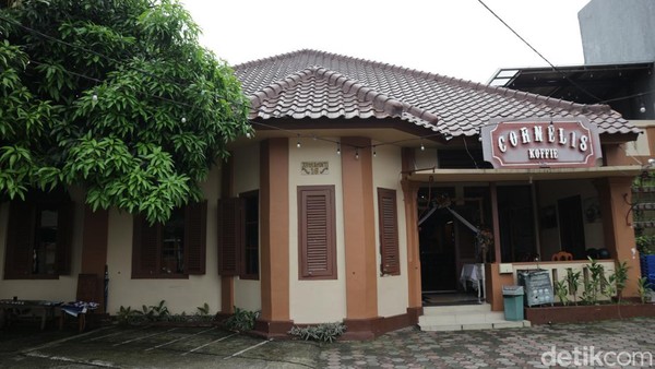 Bergeser sedikit, terdapat beberapa bangunan heritage lainnya yang langsung terlihat menyita perhatian dari jalanan. Adalah Cornelis Koffie dan Rumah Keluarga Sardimoen, kedua tempat ini memiliki kesan vintage di setiap sisi. Dulunya dua rumah ini merupakan milik orang Belanda dan telah ditinggalkan. Rumah milik R. Moh Singer, saat ini yang jadi Cornelis Koffie, serta Rumah Keluarga Sardimoen saat ini kerap kali jadi lokasi film layar lebar maupun sinetron. Untuk Cornelis Koffie, traveler dapat berkunjung dan menikmati sajian minuman makanan di sana. Bergeser sedikit, terdapat beberapa bangunan heritage lainnya yang langsung terlihat menyita perhatian dari jalanan. Adalah Cornelis Koffie dan Rumah Keluarga Sardimoen, kedua tempat ini memiliki kesan vintage di setiap sisi. Dulunya dua rumah ini merupakan milik orang Belanda dan telah ditinggalkan. Rumah milik R. Moh Singer, saat ini yang jadi Cornelis Koffie, serta Rumah Keluarga Sardimoen saat ini kerap kali jadi lokasi film layar lebar maupun sinetron. Untuk Cornelis Koffie, traveler dapat berkunjung dan menikmati sajian minuman makanan di sana.