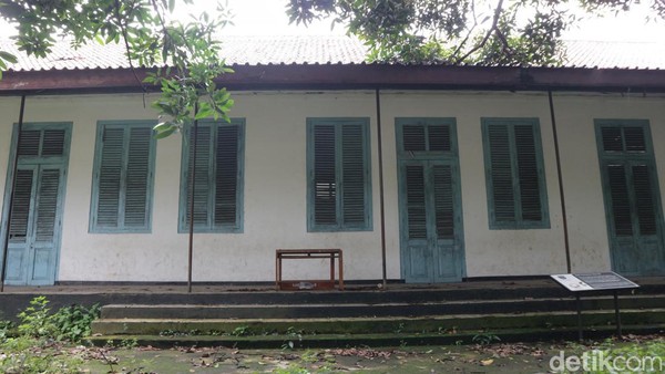 Tidak jauh dari lokasi selanjutnya, ada lagi bangunan heritage. Europeesche Lagere School, yang dulu merupakan sekolah dasar dengan pengantar Bahasa Belanda. Tempat ini sempat menjadi SD Negeri Pancoran Mas 2 hingga tahun 2020, sebelum akhirnya ditutup untuk saat ini dan terlihat tidak tersentuh bangunannya. Tidak jauh dari lokasi selanjutnya, ada lagi bangunan heritage. Europeesche Lagere School, yang dulu merupakan sekolah dasar dengan pengantar Bahasa Belanda. Tempat ini sempat menjadi SD Negeri Pancoran Mas 2 hingga tahun 2020, sebelum akhirnya ditutup untuk saat ini dan terlihat tidak tersentuh bangunannya.