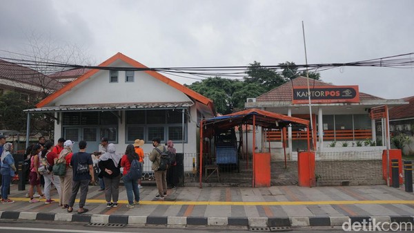 Kantor Pos pertama yang berada di Pancoran Mas, Depok, Jawa Barat. Tempat ini sejak dulu memang sudah beroperasi sebagai Kantor Pos Telepon dan Telegram (PTT) sejak zaman Hindia Belanda. Selain kantor pos ini, di kawasan Depok Lama terdapat sisa-sisa bangunan bersejarah lainnya baik yang masih dirawat dan digunakan, namun ada juga yang sudah tidak tersentuh.