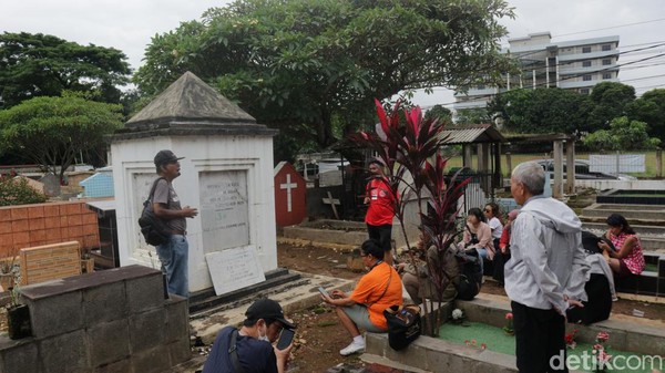 Kemudian, menyusuri jalan cukup jauh ke arah Taman Pemakaman Kristen YLCC di Jl. Kamboja. Di pemakaman ini, bersemayam beberapa tokoh penting pada era kolonial, misal Pdt C de Graaf dan istri, yang merupakan pendiri rumah sakit pertama di Batavia, yakni RS Tjikini. Kemudian, menyusuri jalan cukup jauh ke arah Taman Pemakaman Kristen YLCC di Jl. Kamboja. Di pemakaman ini, bersemayam beberapa tokoh penting pada era kolonial, misal Pdt C de Graaf dan istri, yang merupakan pendiri rumah sakit pertama di Batavia, yakni RS Tjikini.