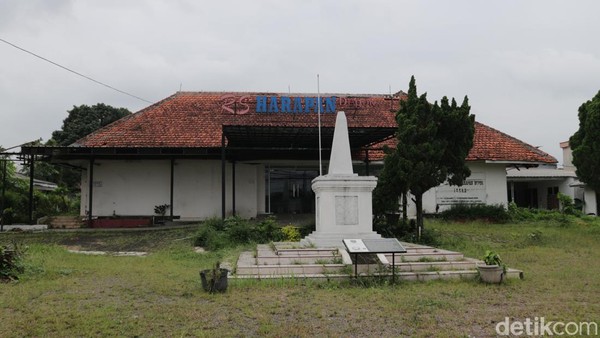 Kemudian, beralih ke seberang bangunan ini, terdapat Rumah Sakit Harapan dan juga monumen peringatan 200 tahun wafatnya C Chastelein. Dulu, RS Harapan bernama Gemeente Huis yang merupakan kantor Gemeente Bestuur. Adapun Gemeente Bestuur adalah organisasi kemasyarakatan yang mengatur kehidupan sosial dan kemasyarakatan di Depok saat itu. Kemudian, beralih ke seberang bangunan ini, terdapat Rumah Sakit Harapan dan juga monumen peringatan 200 tahun wafatnya C Chastelein. Dulu, RS Harapan bernama Gemeente Huis yang merupakan kantor Gemeente Bestuur. Adapun Gemeente Bestuur adalah organisasi kemasyarakatan yang mengatur kehidupan sosial dan kemasyarakatan di Depok saat itu.