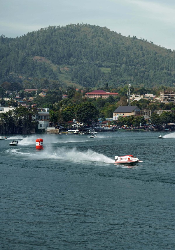 Sejumlah atlet nampak menunjukan kemampuan mereka di ajang Kejuaraan Dunia Perahu Motor Formula 1 (F1H20) Power Boat Danau Toba.