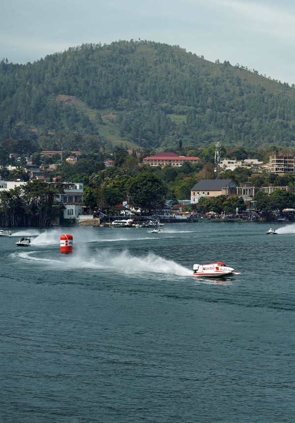Sejumlah atlet nampak menunjukan kemampuan mereka di ajang Kejuaraan Dunia Perahu Motor Formula 1 (F1H20) Power Boat Danau Toba. Sejumlah atlet nampak menunjukan kemampuan mereka di ajang Kejuaraan Dunia Perahu Motor Formula 1 (F1H20) Power Boat Danau Toba.