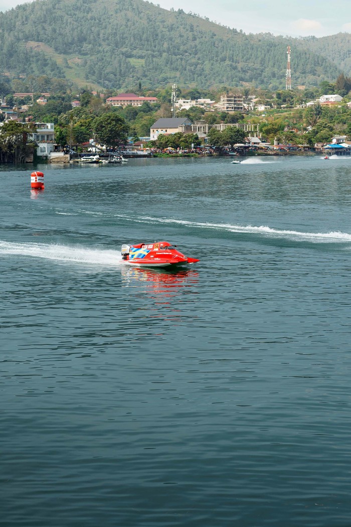 Wamenparekraf Yakin F1 Powerboat Beri Dampak Positif ke Perekonomian Wamenparekraf Angela Tanoesoedibjo apresiasi antusiasme masyarakat di acara Kejuaraan Dunia Perahu Motor Formula 1 (F1H20) Power Boat Danau Toba, Sumut.