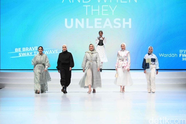 Selain artis Tanah Air, Wardah yang mengusung tema inspiratif yaitu “Brave Beauties” dengan sosok lima wanita yang berbeda latar belakang yang tampil di runaway Indonesia Fashion Week (IFW) 2023. Mereka adalah pembalap Alexandra Asmasoebrata, masinis MRT Tiara Alincia, pilot Athira Farina, pendaki Khansa Syahla dan dokter Nadhira Afifa. Foto: Dok. Wardah.