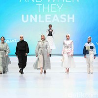 Selain artis Tanah Air, Wardah yang mengusung tema inspiratif yaitu “Brave Beauties” dengan sosok lima wanita yang berbeda latar belakang yang tampil di runaway Indonesia Fashion Week (IFW) 2023. Mereka adalah pembalap Alexandra Asmasoebrata, masinis MRT Tiara Alincia, pilot Athira Farina, pendaki Khansa Syahla dan dokter Nadhira Afifa. Foto: Dok. Wardah.