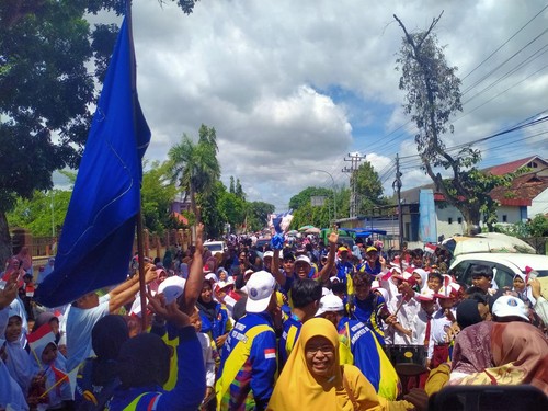 Suasana penyambutan kontingen Dompu oleh warga, Senin (27/2/2023).