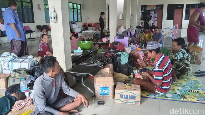 Warga Masalembu tertahan di Pelabuhan Kalianget Sumenep karena kapal tak beroperasi imbas cuaca buruk