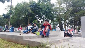 Puluhan Warga Tasikmalaya Melamun di Pelataran Gedung, Ternyata Ikut Lomba