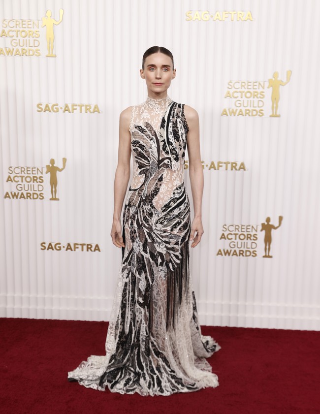 Aktris sekelas Rooney Mara yang terkenal dengan gaya elegan dan edgy-nya juga harus masuk di daftar busana terburuk. Apakah bordiran yang terlalu ramai menjadi penyebabnya? (Foto: Myung J. Chun / Los Angeles Times via Getty Images)