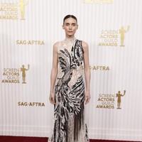 Aktris sekelas Rooney Mara yang terkenal dengan gaya elegan dan edgy-nya juga harus masuk di daftar busana terburuk. Apakah bordiran yang terlalu ramai menjadi penyebabnya? (Foto: Myung J. Chun / Los Angeles Times via Getty Images)