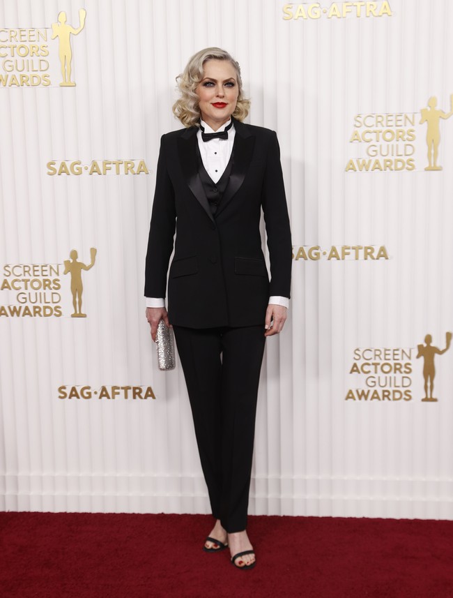 Busana bergaya tuksedo menjadi andalan Elaine Hendrix. Hanya saja, padanan sandal heels membuat gaya bintang film ‘The Parent Trap’ ini kurang memesona. (Foto: Myung J. Chun/Los Angeles Times via Getty Images)