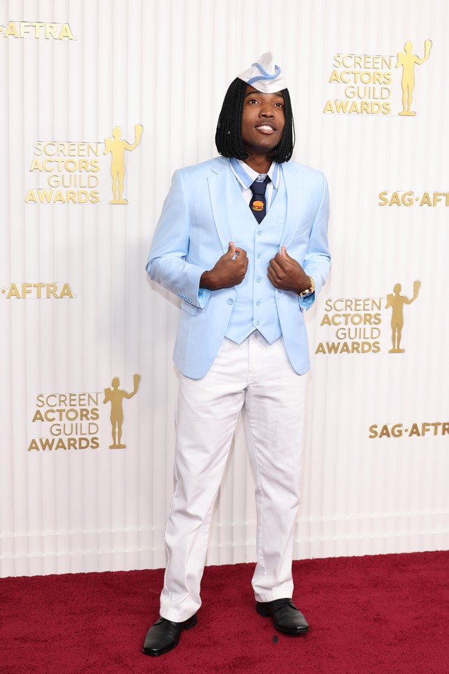 Kai Smith seperti tampak tersesat. Bukan seperti menghadiri ajang penghargaan, ia seakan terlihat mau berangkat kerja ke restoran burger. (Foto: Amy Sussman/WireImage)