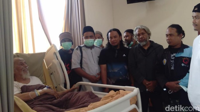 Abu Bakar Baasyir dijenguk di rumah sakit.