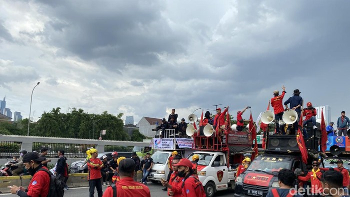 Aksi demo menolak Perppu Cipta Kerja di depan gedung DPR (Devi/detikcom)