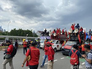 Massa Demo Tolak Perppu Ciptaker Depan DPR, Hanya Busway yang Bisa Dilewati